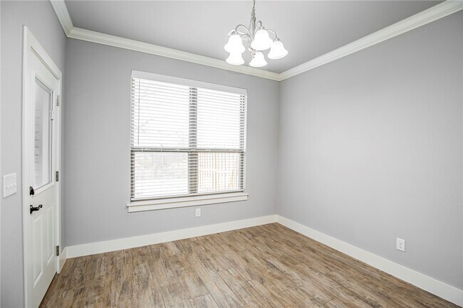 Building Photo - 307 Alder St