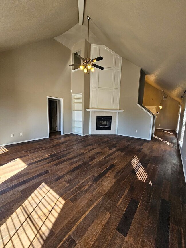 Building Photo - (3) Bed or (2)Bed + Bonus Room/(2.5) Bath in Moore Avail NOW! Pets Negotiable!