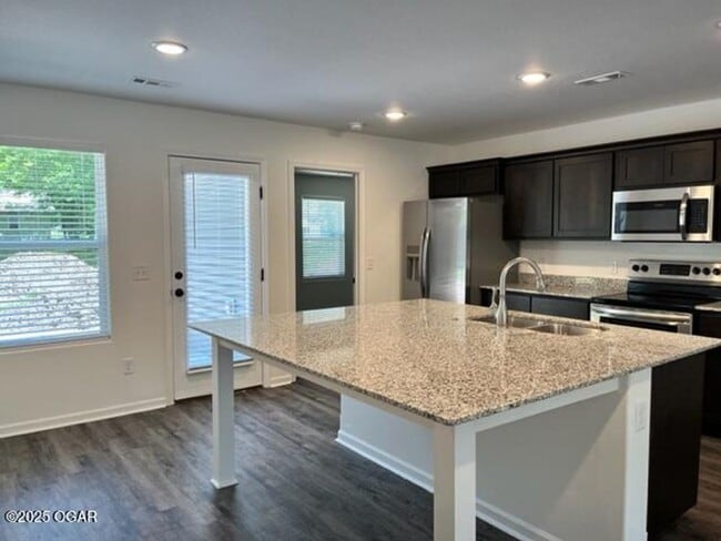 Building Photo - 3 Bedroom 2 Bathroom home