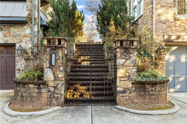 Building Photo - 2125 Cooper Lake Dr SE