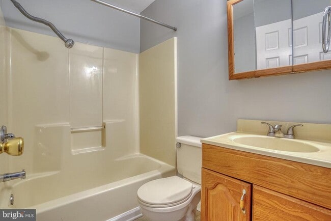 Building Photo - 124 Hilldale Ct