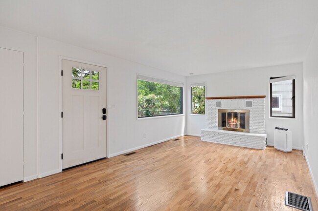 Building Photo - 611 N 143rd St