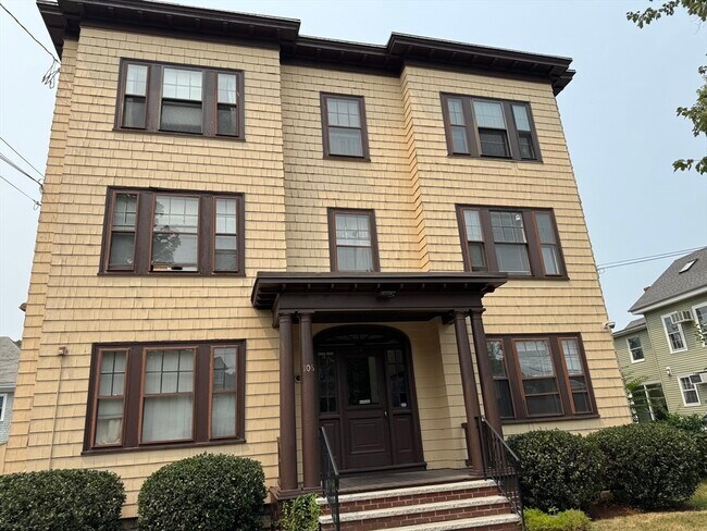 Building Photo - 106 Kenoza Ave