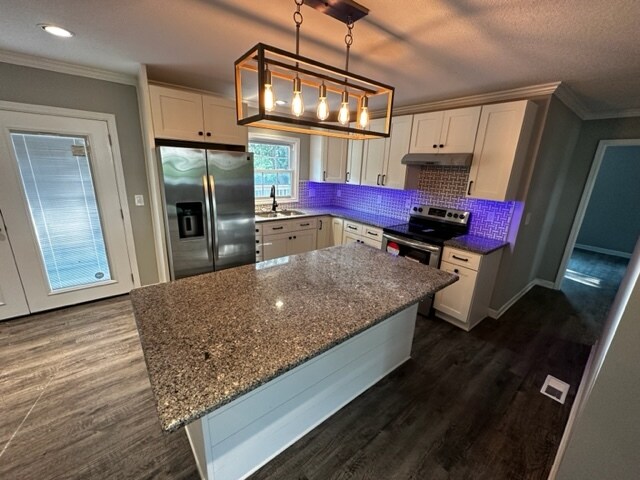 Building Photo - 2208 Sanderson Rd