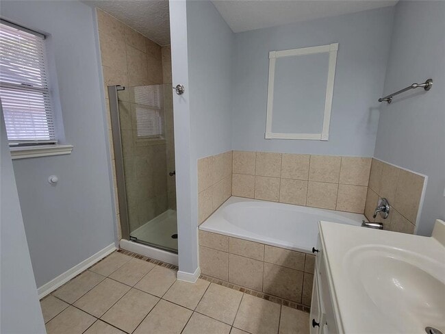 Building Photo - 2218 Wickburn Dr