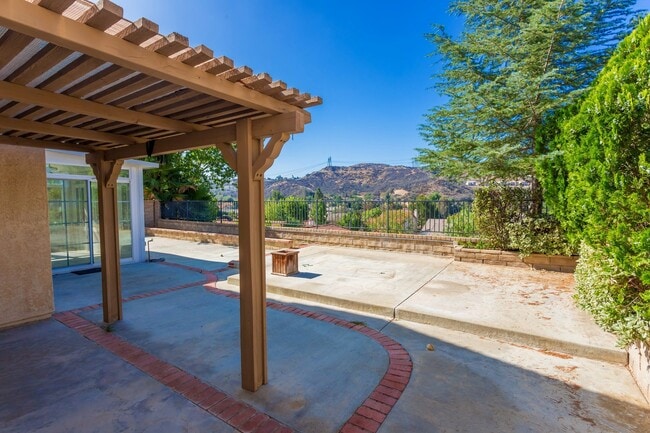 Building Photo - 3-Bedroom Home with Sunroom, Views, and Ga...