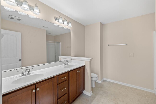 Building Photo - 3 Bedroom - Cary Townhome in Central Location!!! Close to 540 and Research Triangle Park!