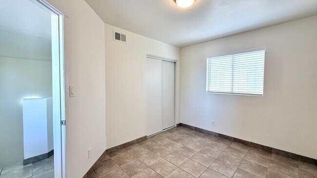 Building Photo - 1712 E Pepper Cir