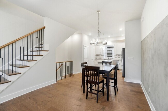 Building Photo - Modern Townhome in the Heart of Plaza Midw...