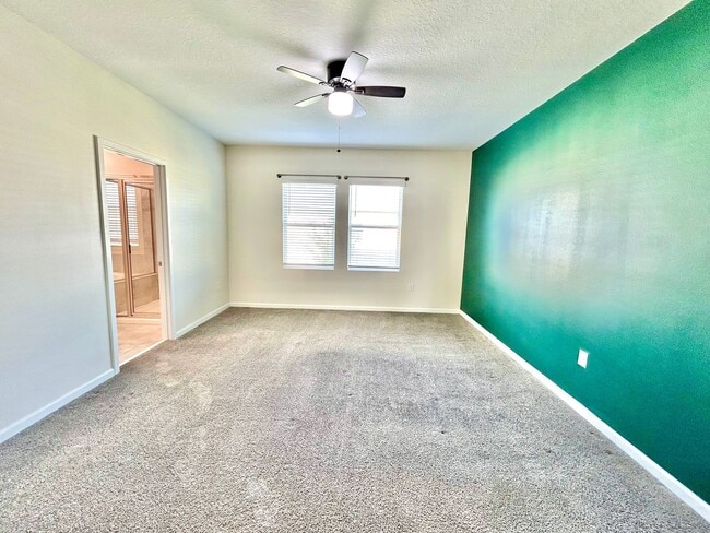 Building Photo - Upscale 3Beds/2.5Baths Townhouse living in...