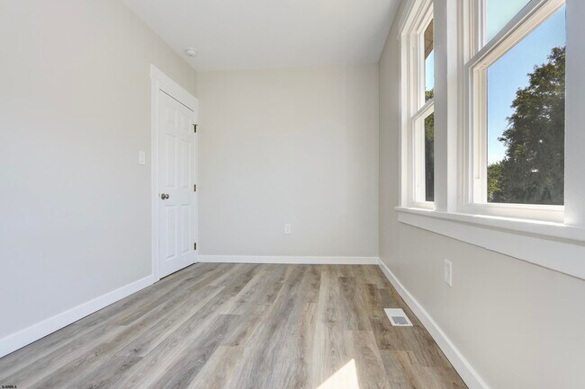 Building Photo - 137 Collins Ave