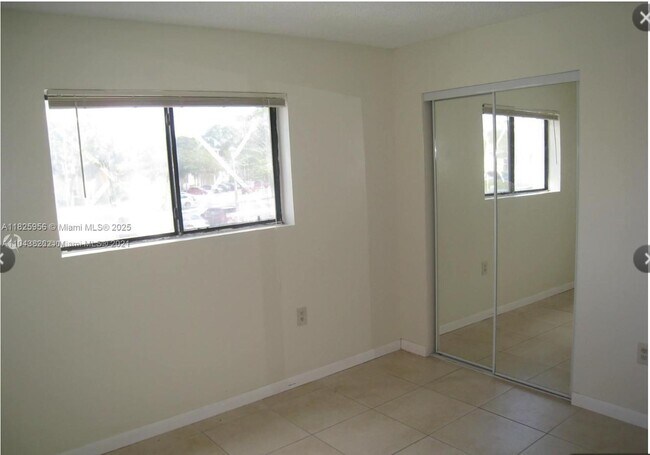 Building Photo - 250 Palm Cir W