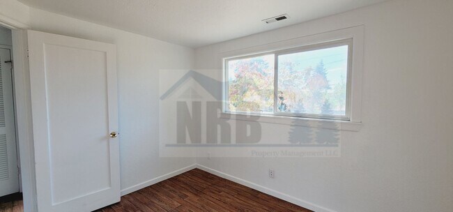Building Photo - Absolutely Gorgeous 3 bd, 1 ba House locat...