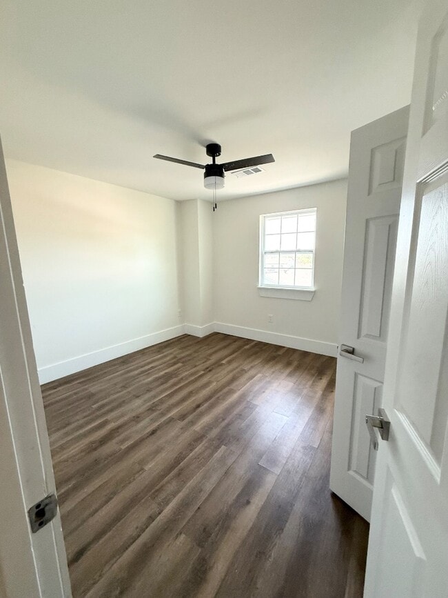 Building Photo - 1912 Sanford Dr