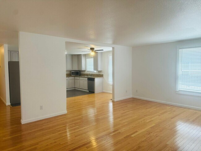 Building Photo - Spacious 1 Bedroom in Downtown Sacramento Where Convivence Is KEY! CALL Today To Schedule a Showing!