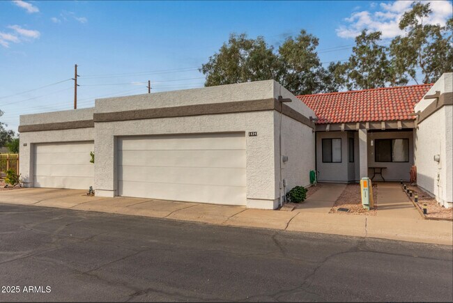 Primary Photo - 1424 N Dorsey Ln