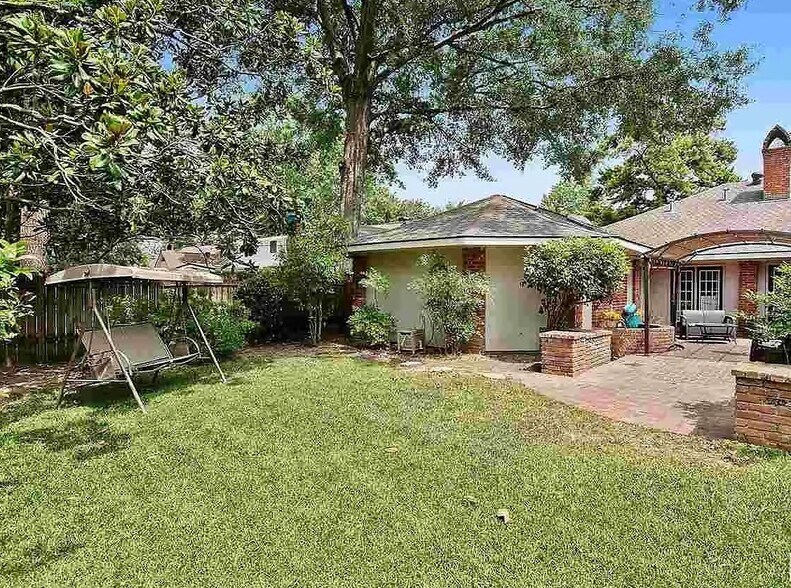 Building Photo - 10965 Goodwood Blvd