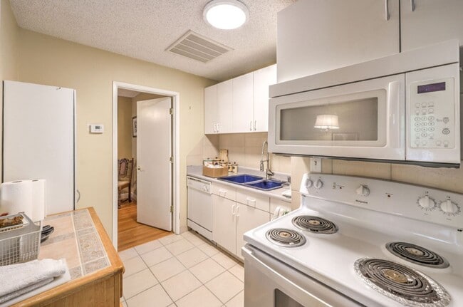 Building Photo - 1 Bedroom Casita with Pool Access!