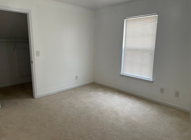 Building Photo - 1519 Hamilton Hills Dr