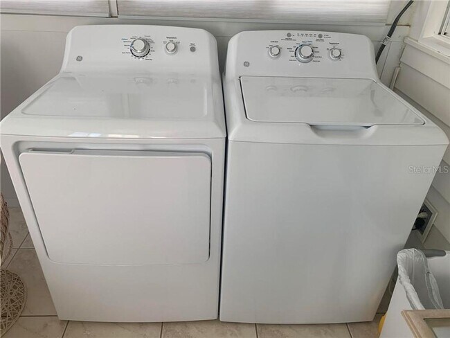 Building Photo - 205 Andover Pl