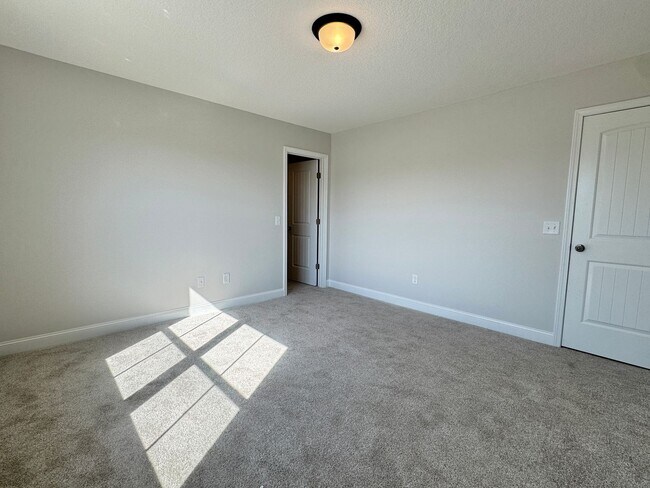 Building Photo - AVAILABLE OCTOBER 2025 [PET FRIENDLY]