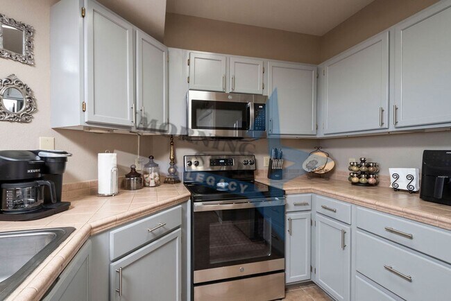 Building Photo - Executive Rental with VIEWS and Amenities! Min stay 90 days per HOA