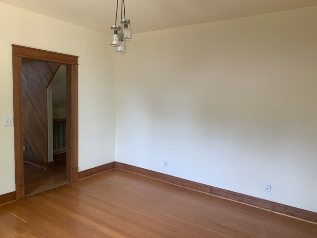 Building Photo - Spacious 3 bedroom home with two separate ...