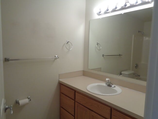 Building Photo - 3 Bedroom on Dead End Street!!