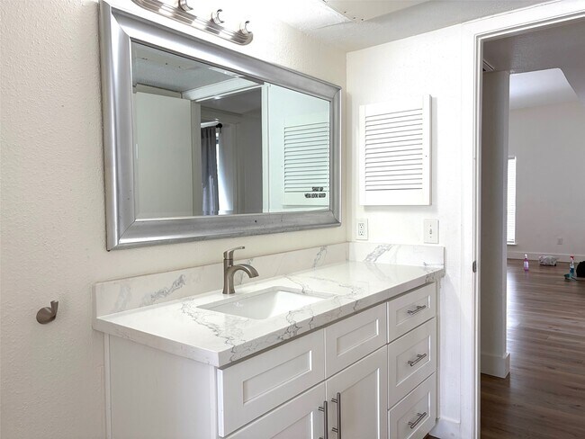 Building Photo - 9809 Richmond Ave