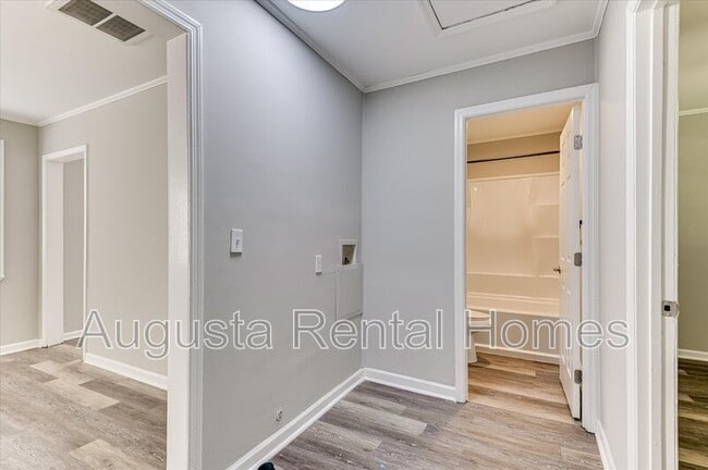 Building Photo - 2128 Roosevelt Dr