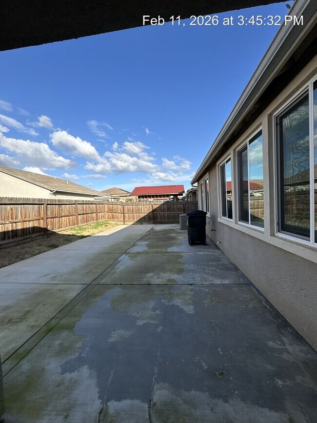 Building Photo - 4 Bedroom home! Rent Ready NW Visalia!