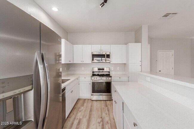 Building Photo - 9518 W Minnezona Ave