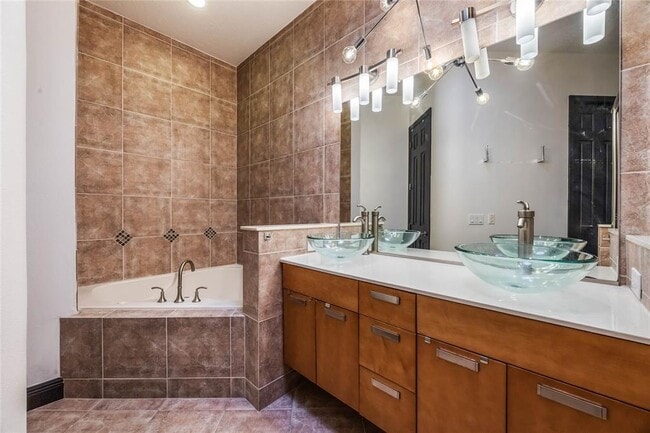 Building Photo - 349 La Creek Ct