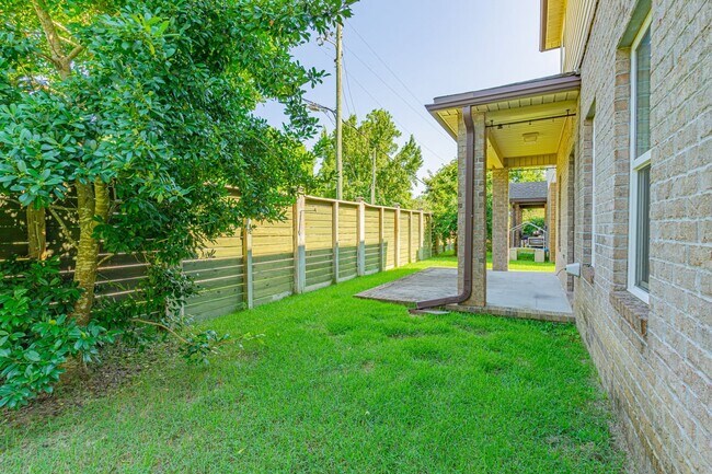 Building Photo - 7 Arabelle Cv