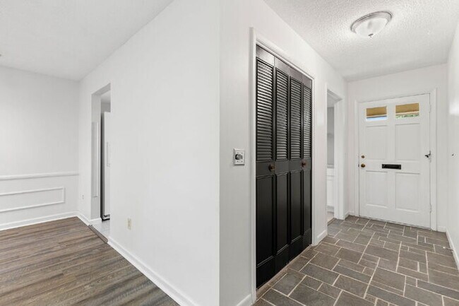 Building Photo - "Spacious 2-Bed, 2-Bath Condo Oasis in Prime Clearwater Location – 55+ COMMUNITY