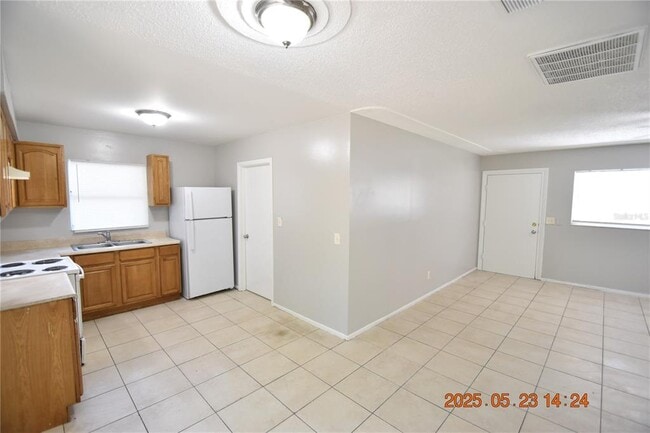 Building Photo - 4432 Tarpon Dr