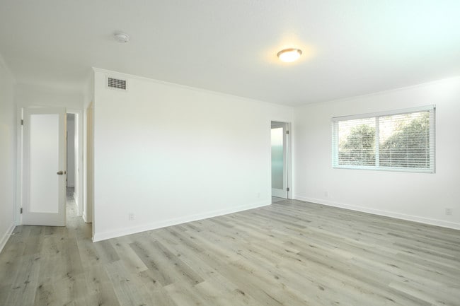 master bedroom - 405 Brooks Ave