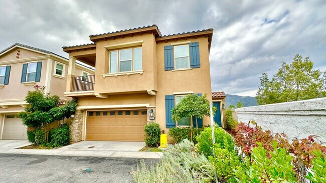 Building Photo - Beautiful, Stand Alone Condo in Resort-lik...