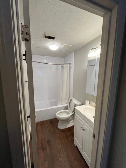 Building Photo - 4349 Bellaire Dr S