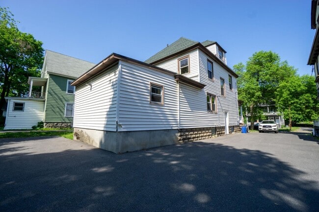 Building Photo - 718 Livingston Ave