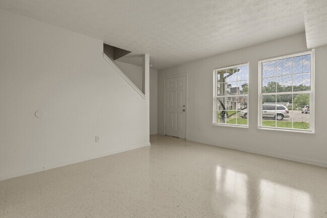Building Photo - Charming Two Bedroom Townhome in South Louisville, Family-Friendly Neighborhood!