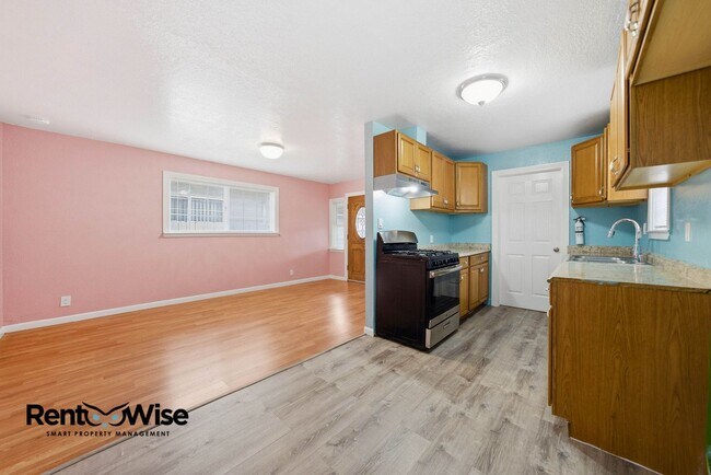 Building Photo - 657 Hurlingame Ave