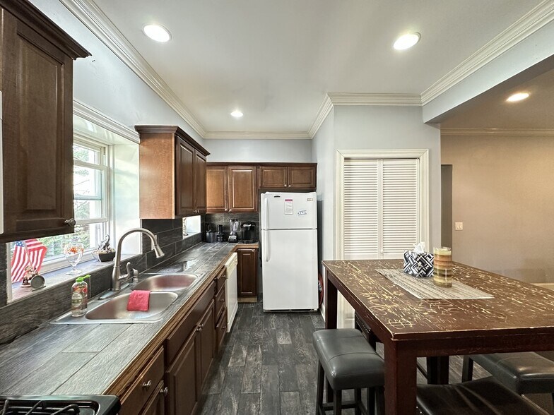 Building Photo - 6424 N Magnolia Ave