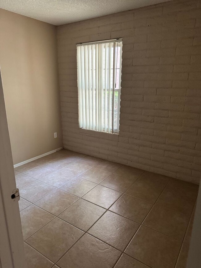 Building Photo - Centrally located 4 bedroom townhome