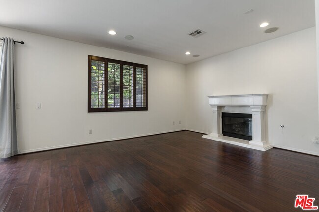 Building Photo - 14321 Hortense St