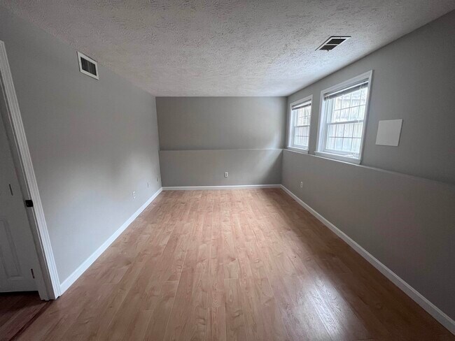 Building Photo - 83 Derryfield Ct