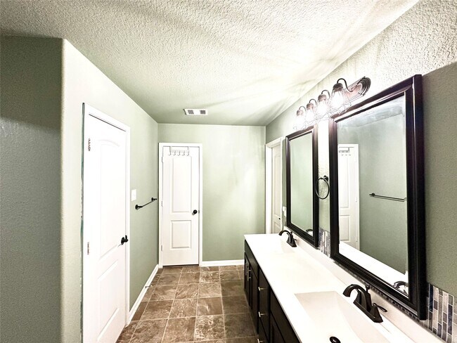 Building Photo - 15218 Loys Coves Ct