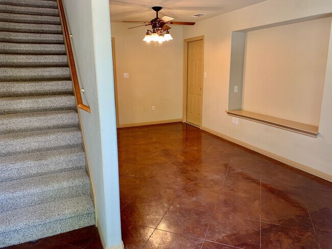 Building Photo - Beautiful 2 Bed/2.5 Bath Home in Round Roc...