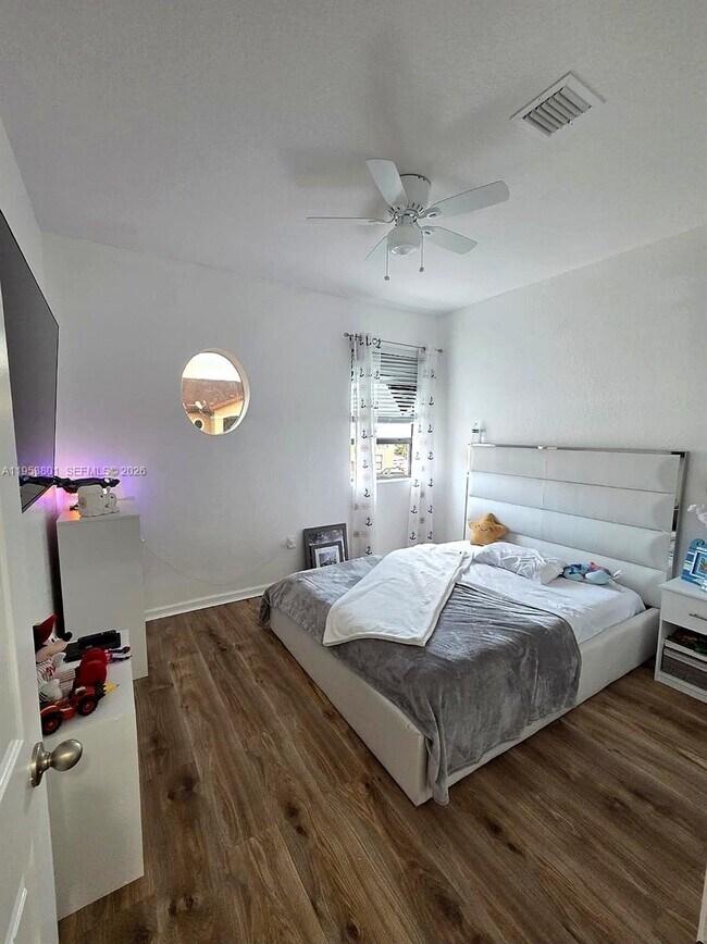 Building Photo - 540 NE 33rd Terrace