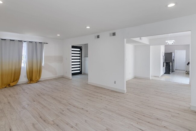 Building Photo - Refreshed 5-bedroom, 3-bathroom home locat...
